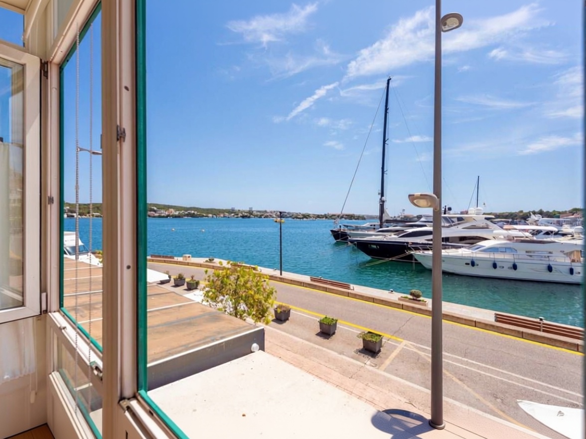 Beachfront flat in Maó — Sea view