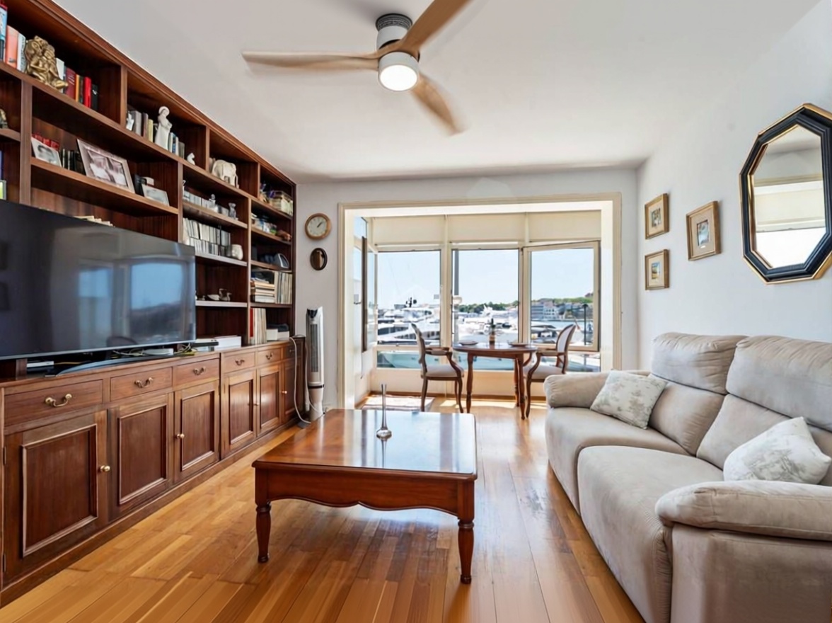 Beachfront flat in Maó — Living room