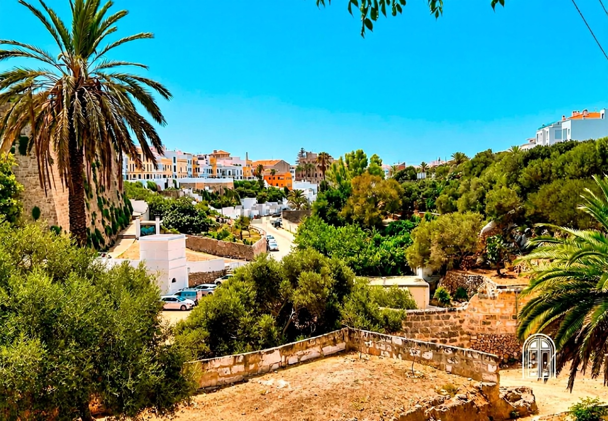 Chalet mit direkter Strandzugang in Ciutadella — Luftbild