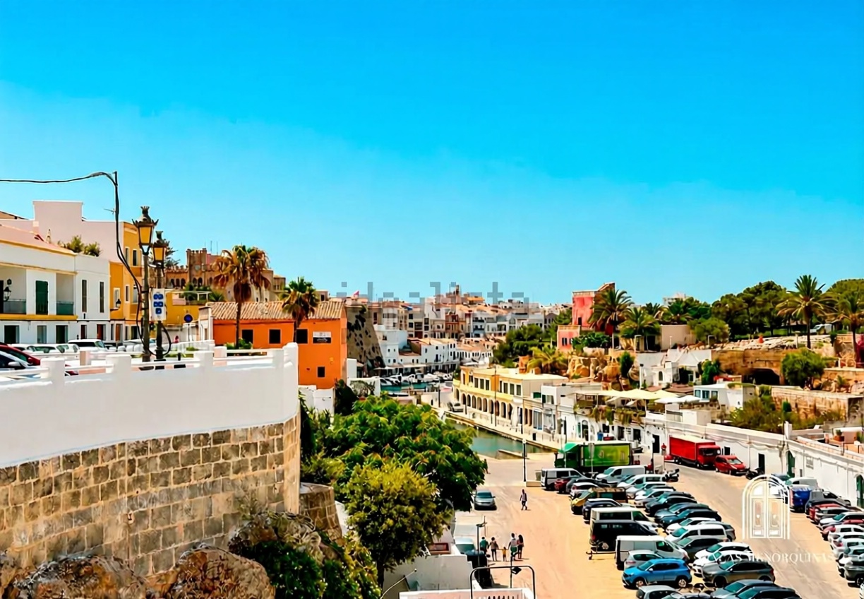 Chalet mit direkter Strandzugang in Ciutadella — Luftbild