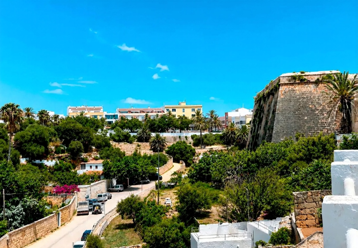 Chalet mit direkter Strandzugang in Ciutadella — Luftbild
