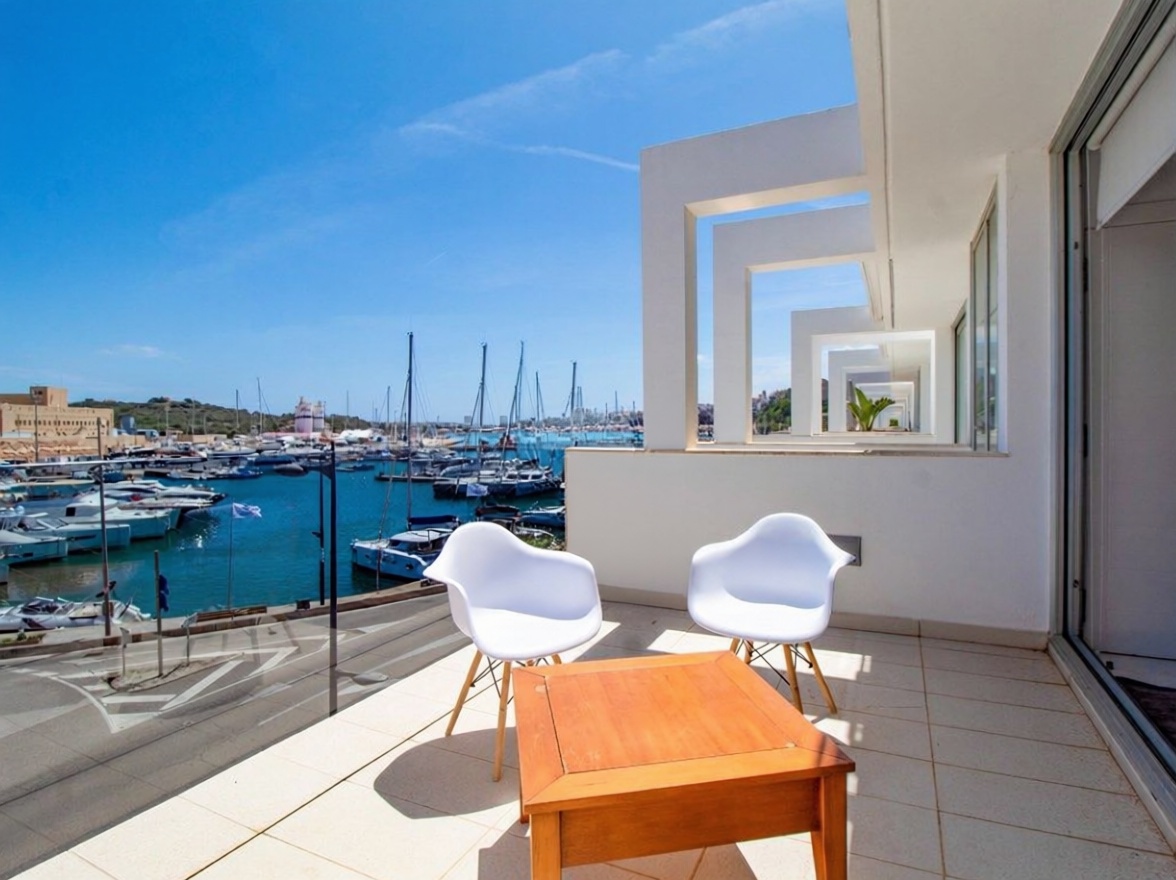 Beachfront flat in Maó