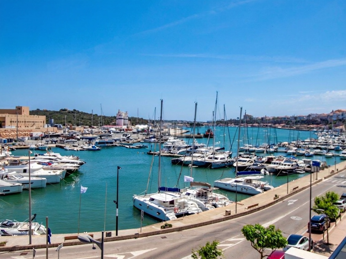 Beachfront flat in Maó — Sea view