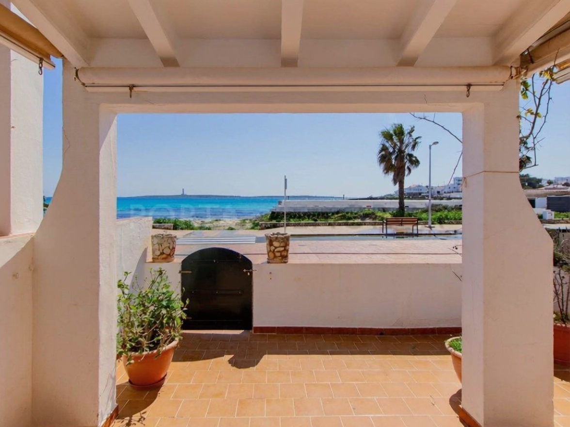 Wohnung in erste Strandlinie in Sant Lluís — Meerterrasse