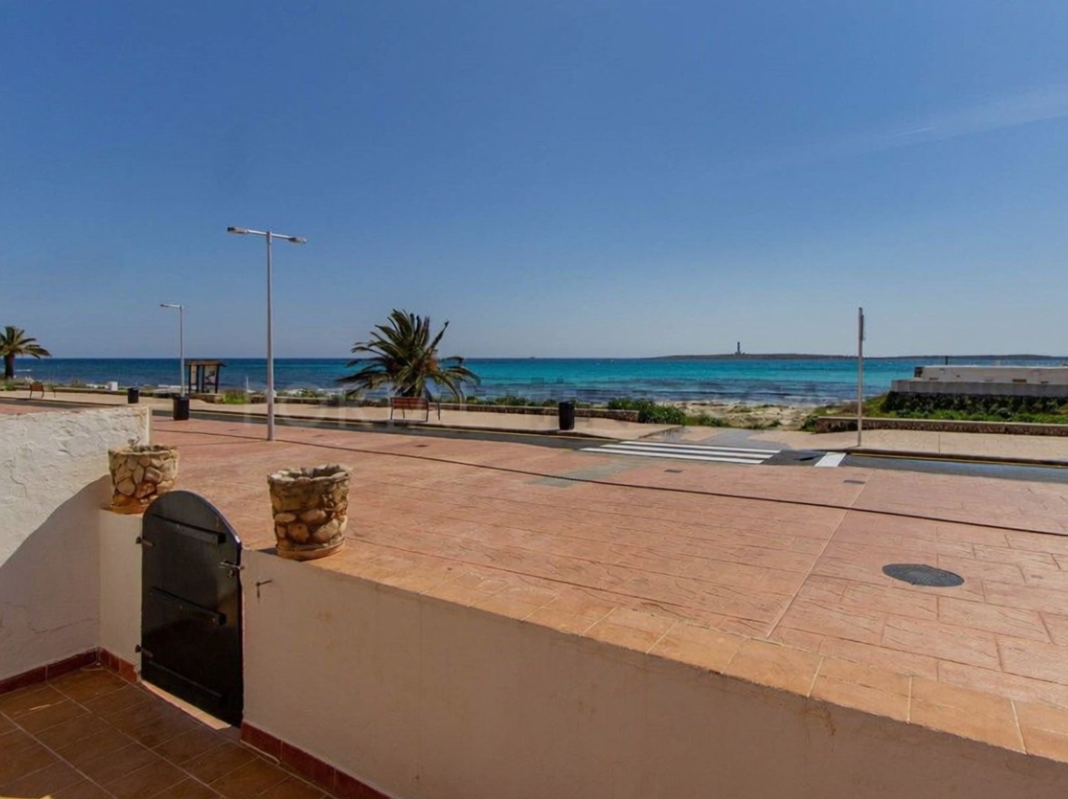 Wohnung in erste Strandlinie in Sant Lluís — Meerterrasse