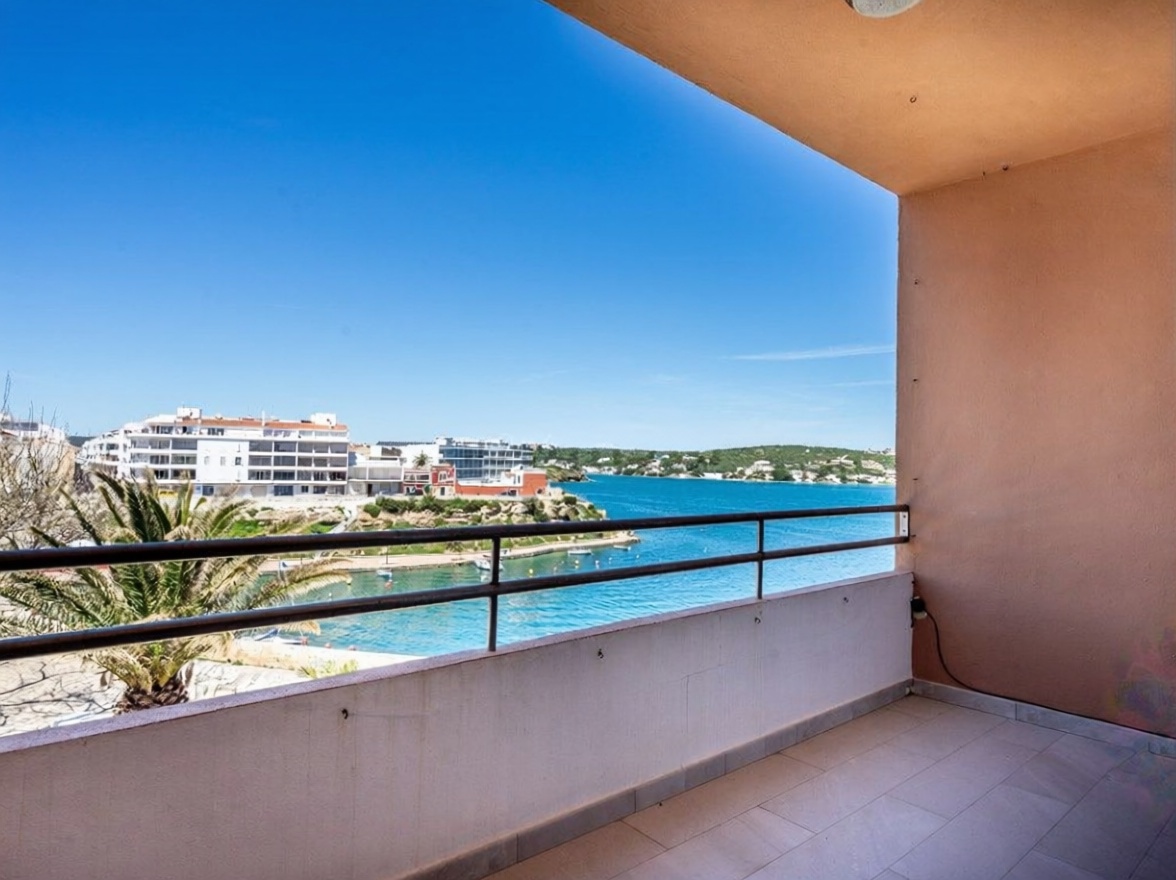 Beachfront flat in Es Castell