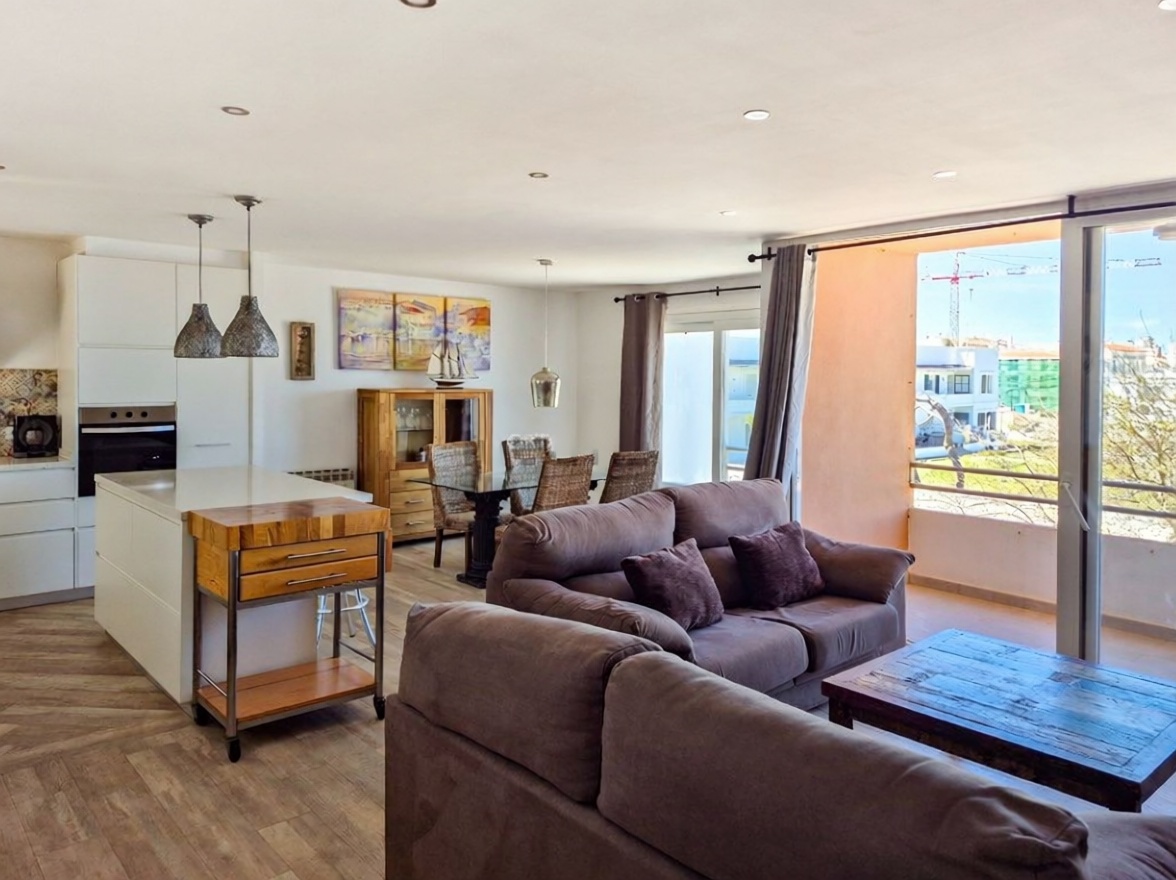 Beachfront flat in Es Castell — Living room