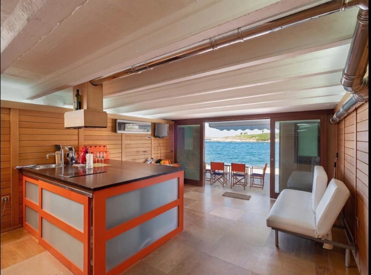 Chalet with direct beach access in Es Mercadal — Living room