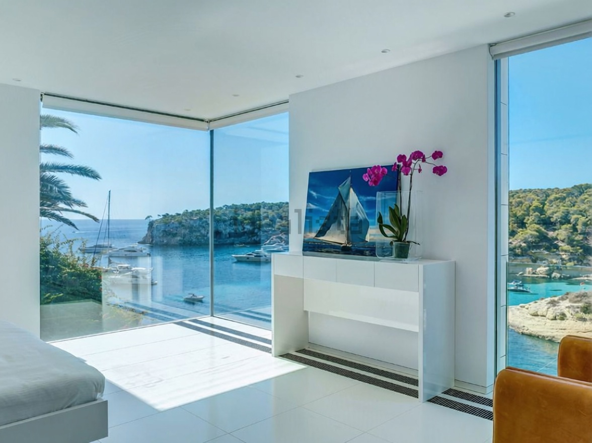 Chalet with direct beach access in Calvià — Bedroom