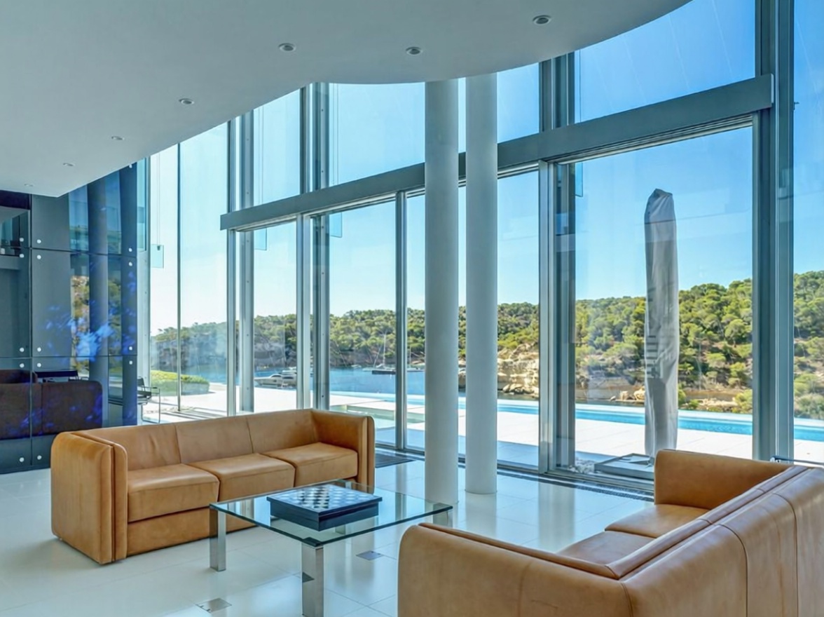 Chalet with direct beach access in Calvià — Living room