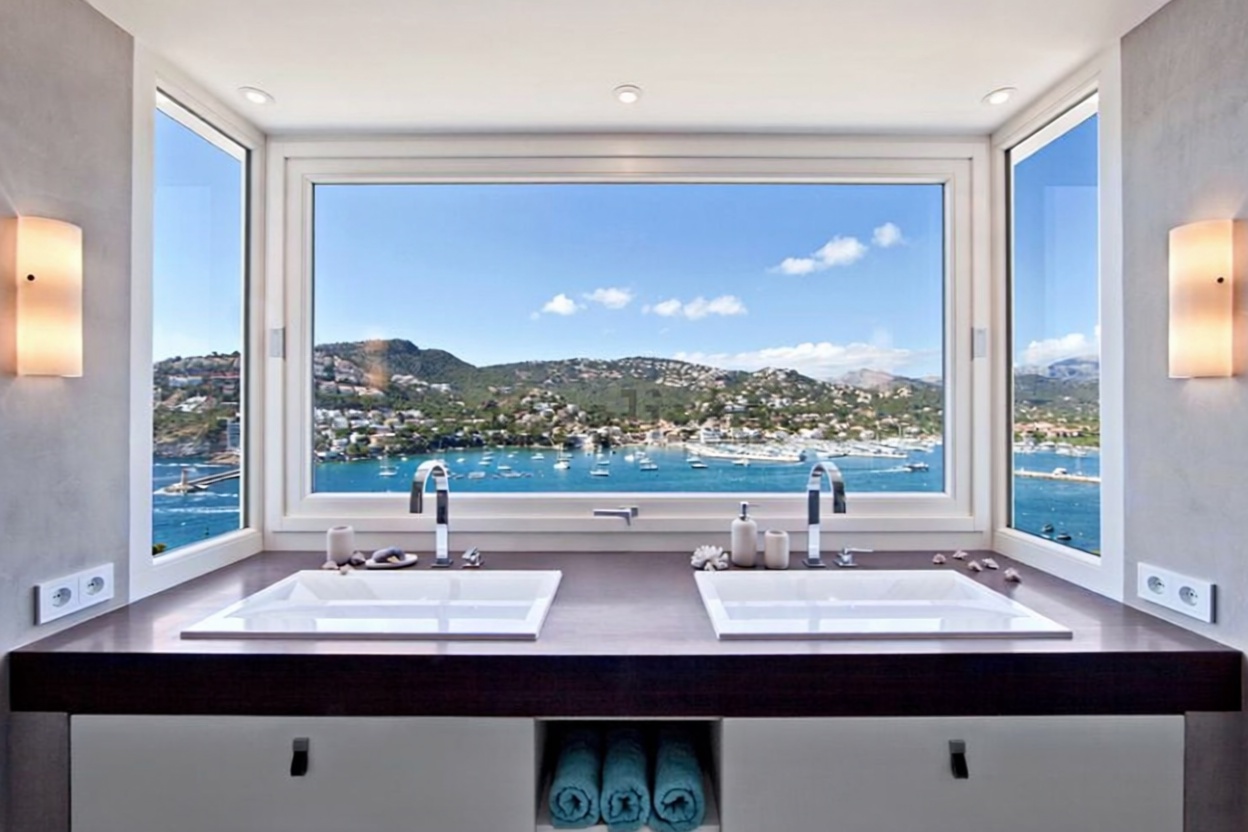Chalet with direct beach access in Andratx — Bathroom