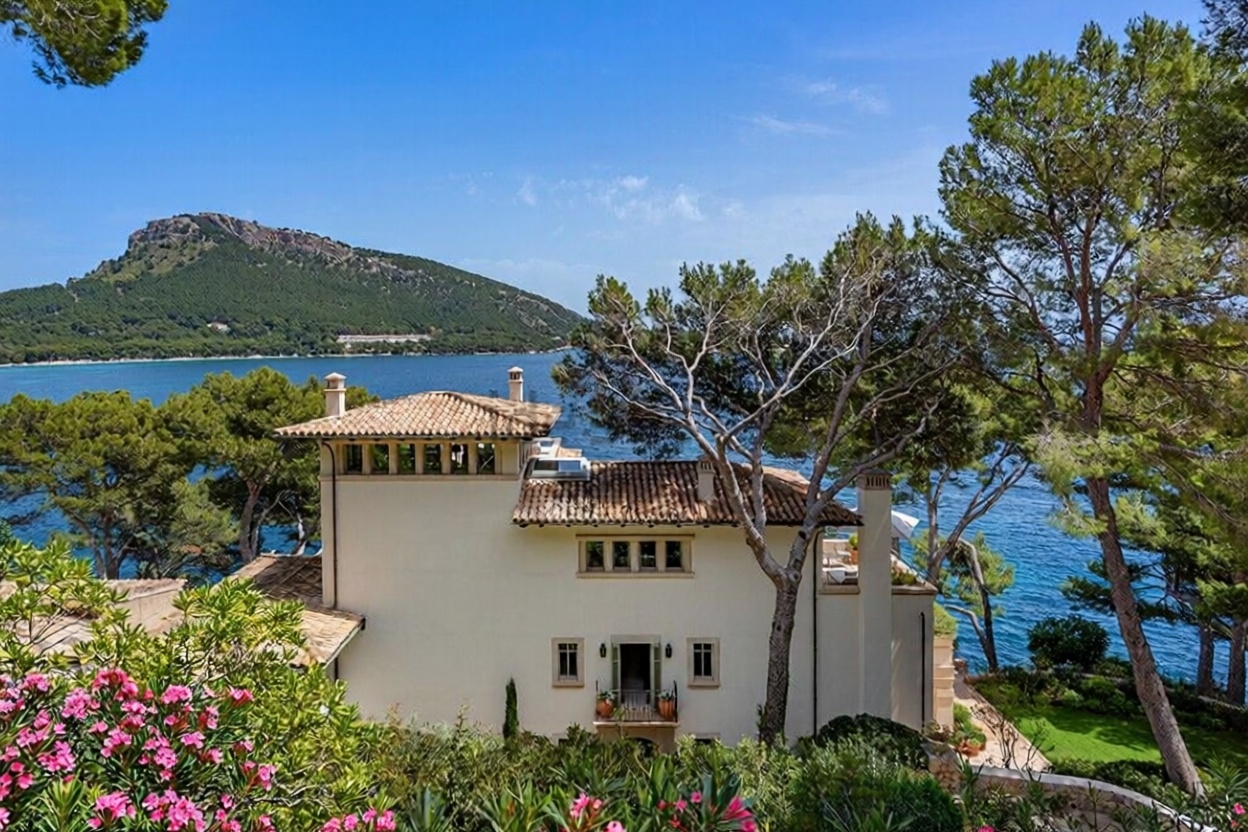 Chalet with direct beach access in Pollença — Sea view