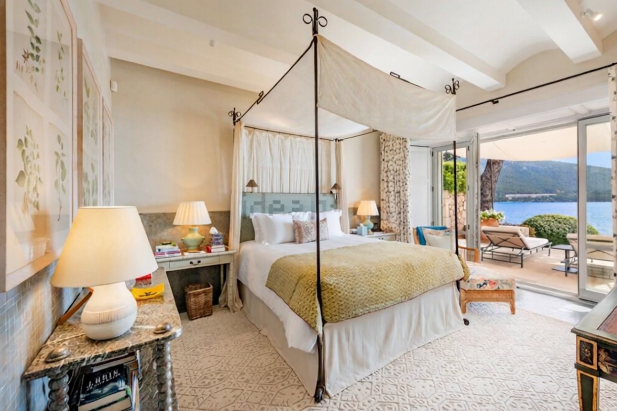 Chalet with direct beach access in Pollença — Bedroom