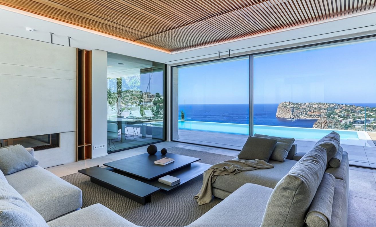 Chalet with direct beach access in Andratx — Living room