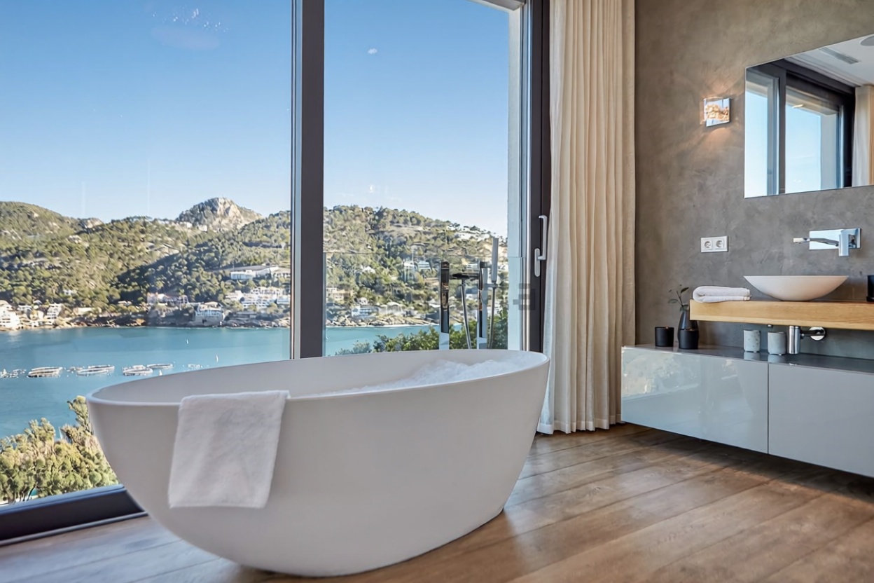 Chalet with direct beach access in Andratx — Bathroom