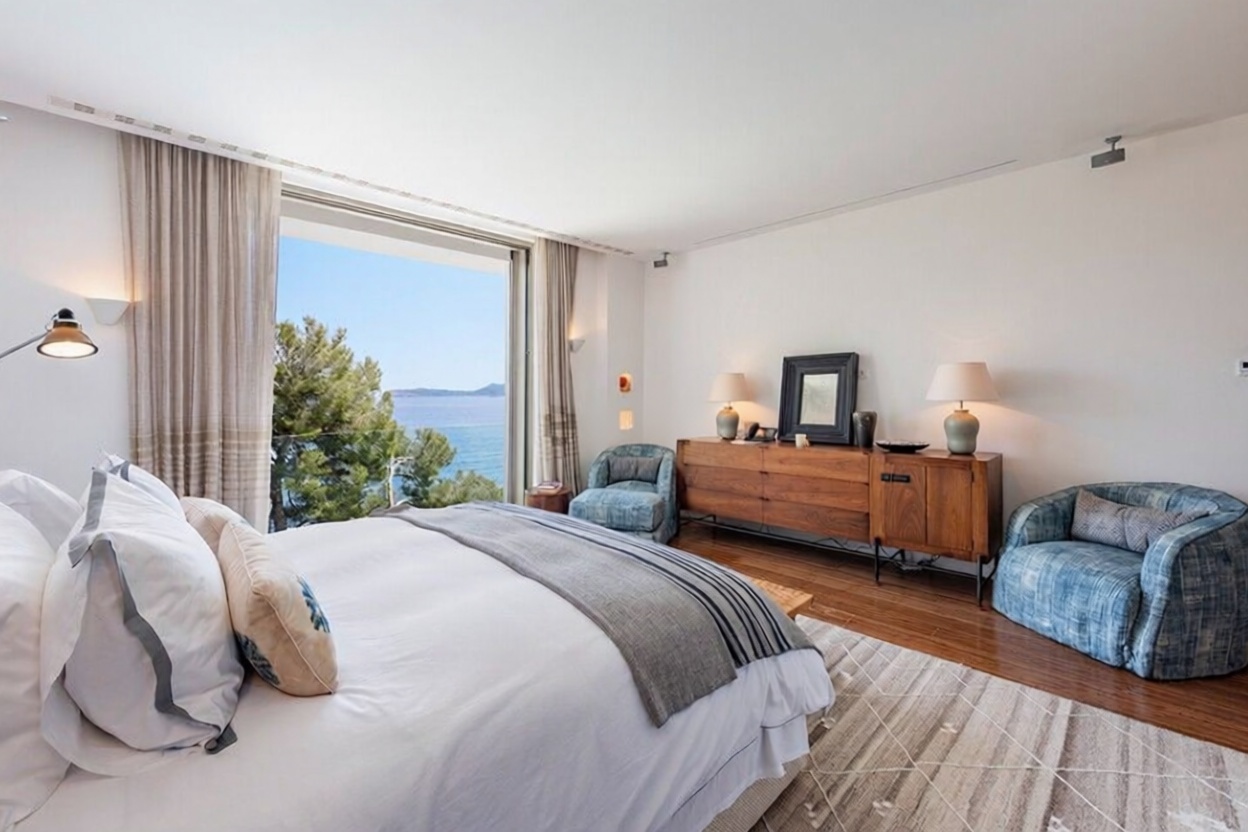 Chalet with direct beach access in Pollença — Bedroom