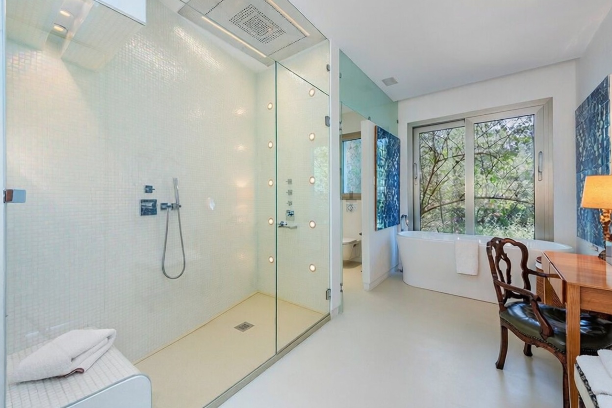 Chalet with direct beach access in Pollença — Bathroom