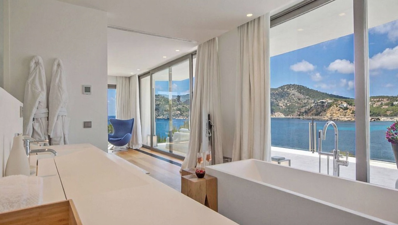 Chalet with direct beach access in Andratx — Bathroom