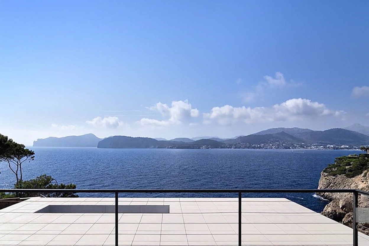 Chalet with direct beach access in Calvià — Sea view