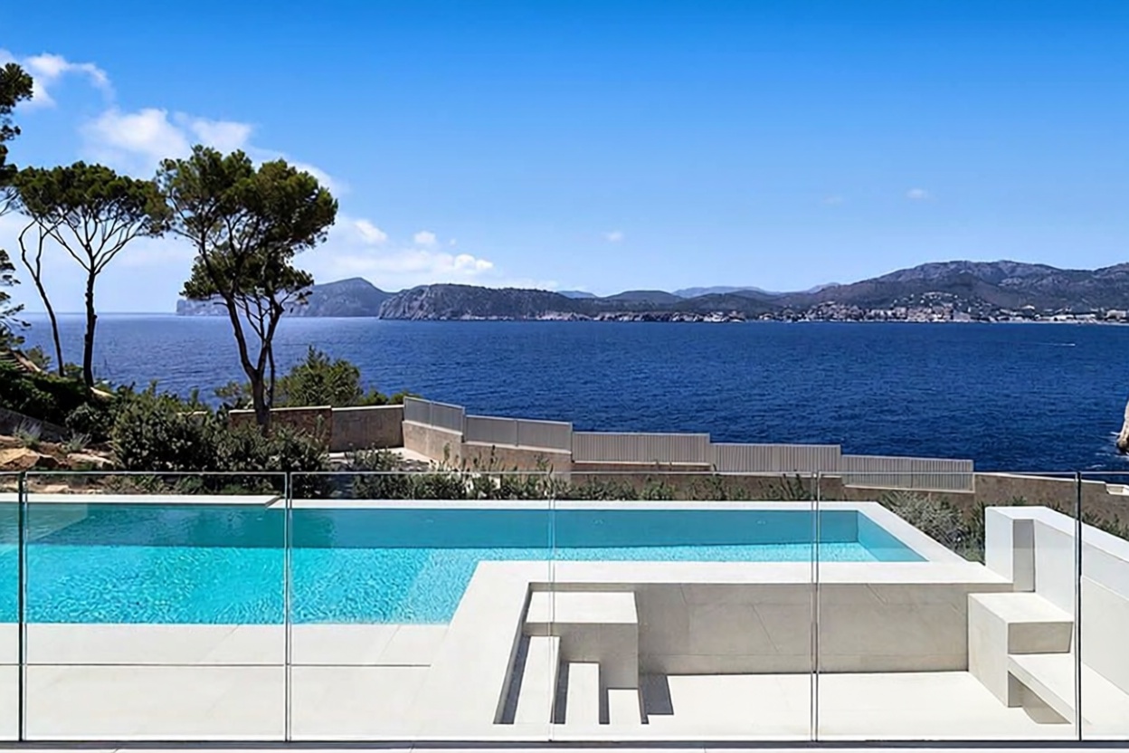 Chalet with direct beach access in Calvià — Pool