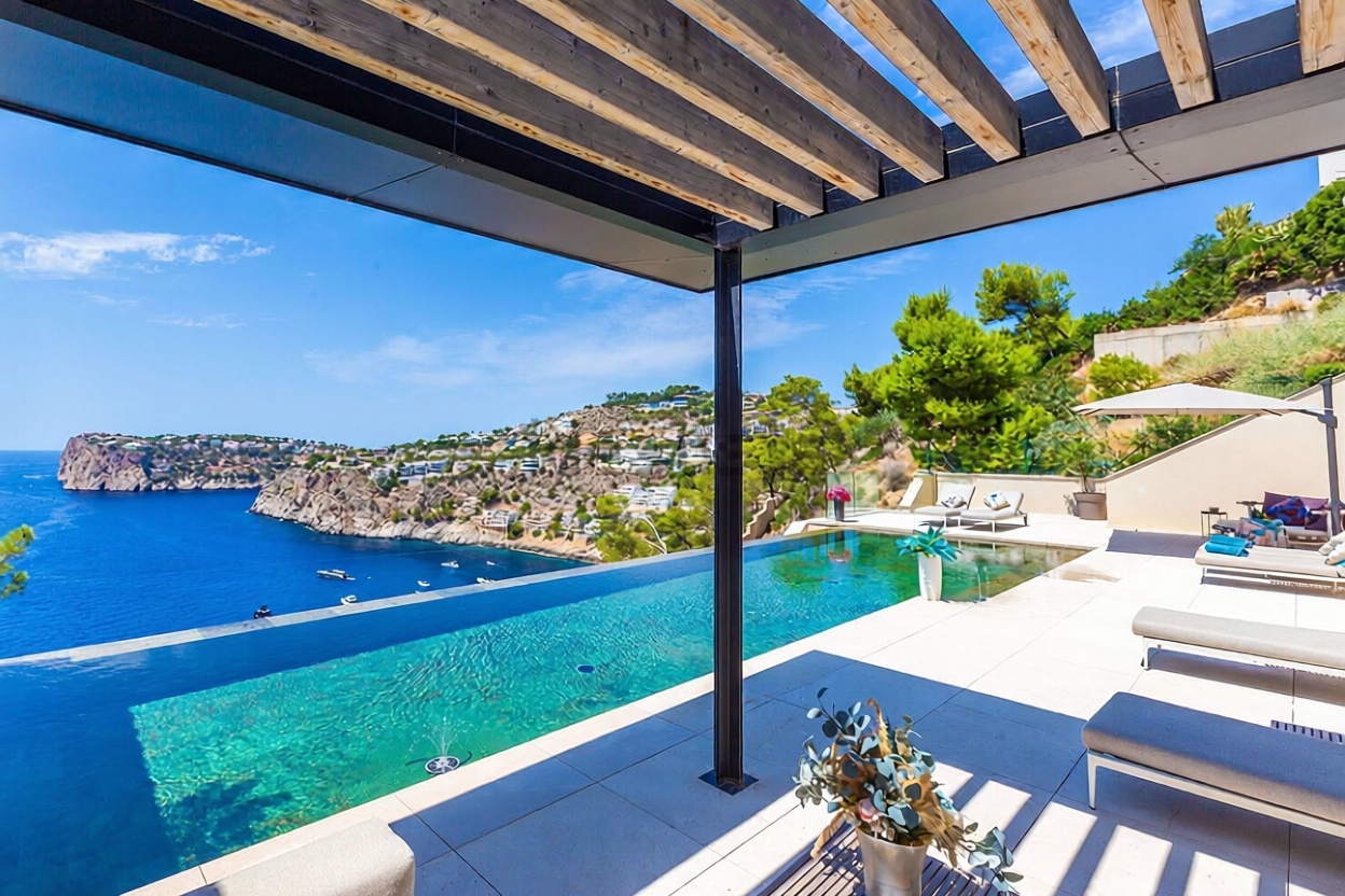 Chalet with direct beach access in Andratx