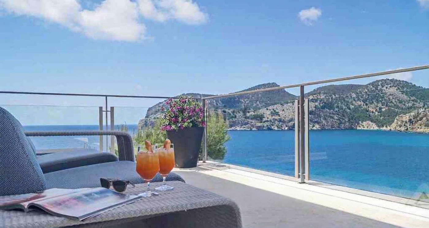 Chalet with direct beach access in Andratx