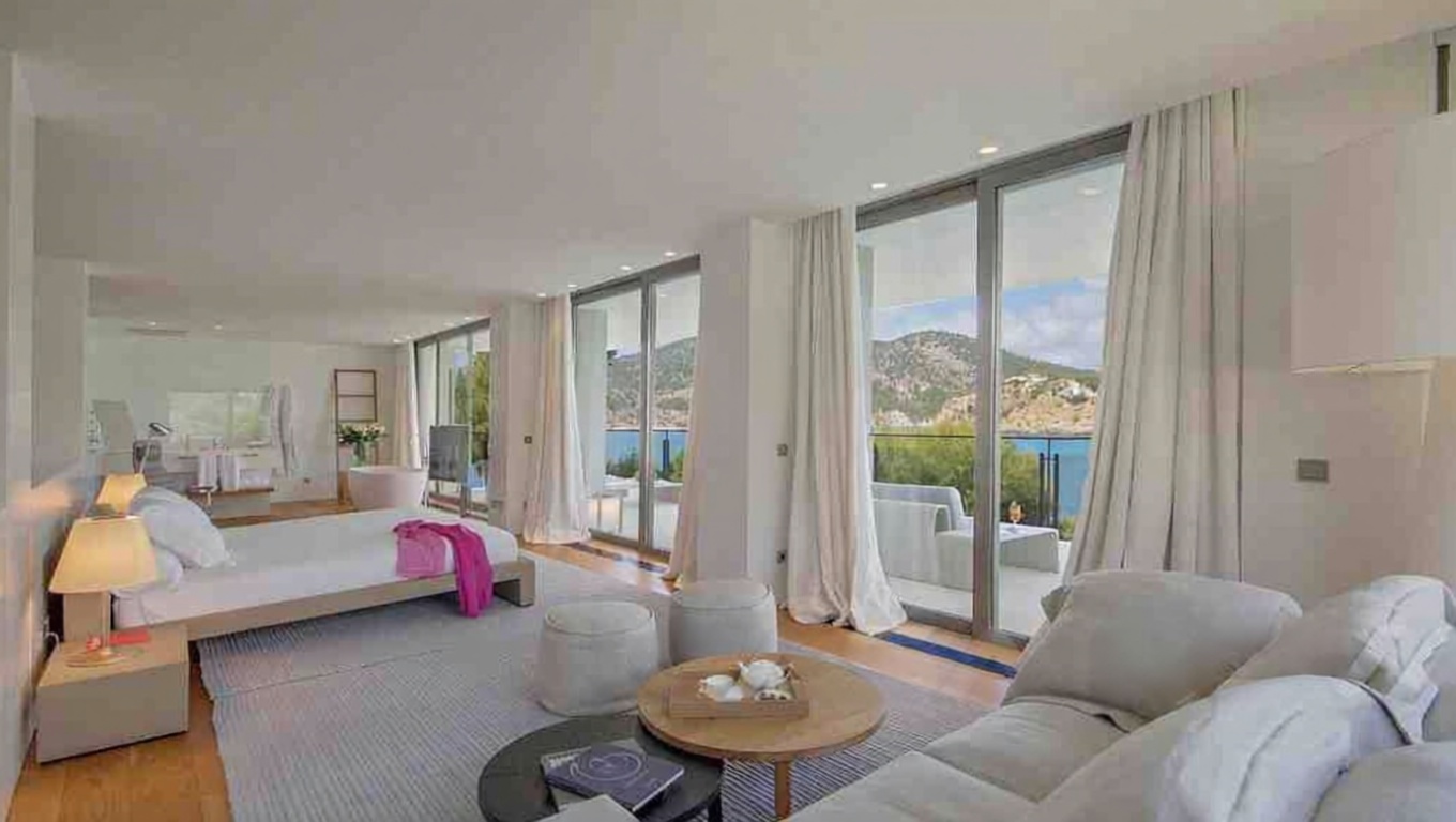 Chalet with direct beach access in Andratx — Living room
