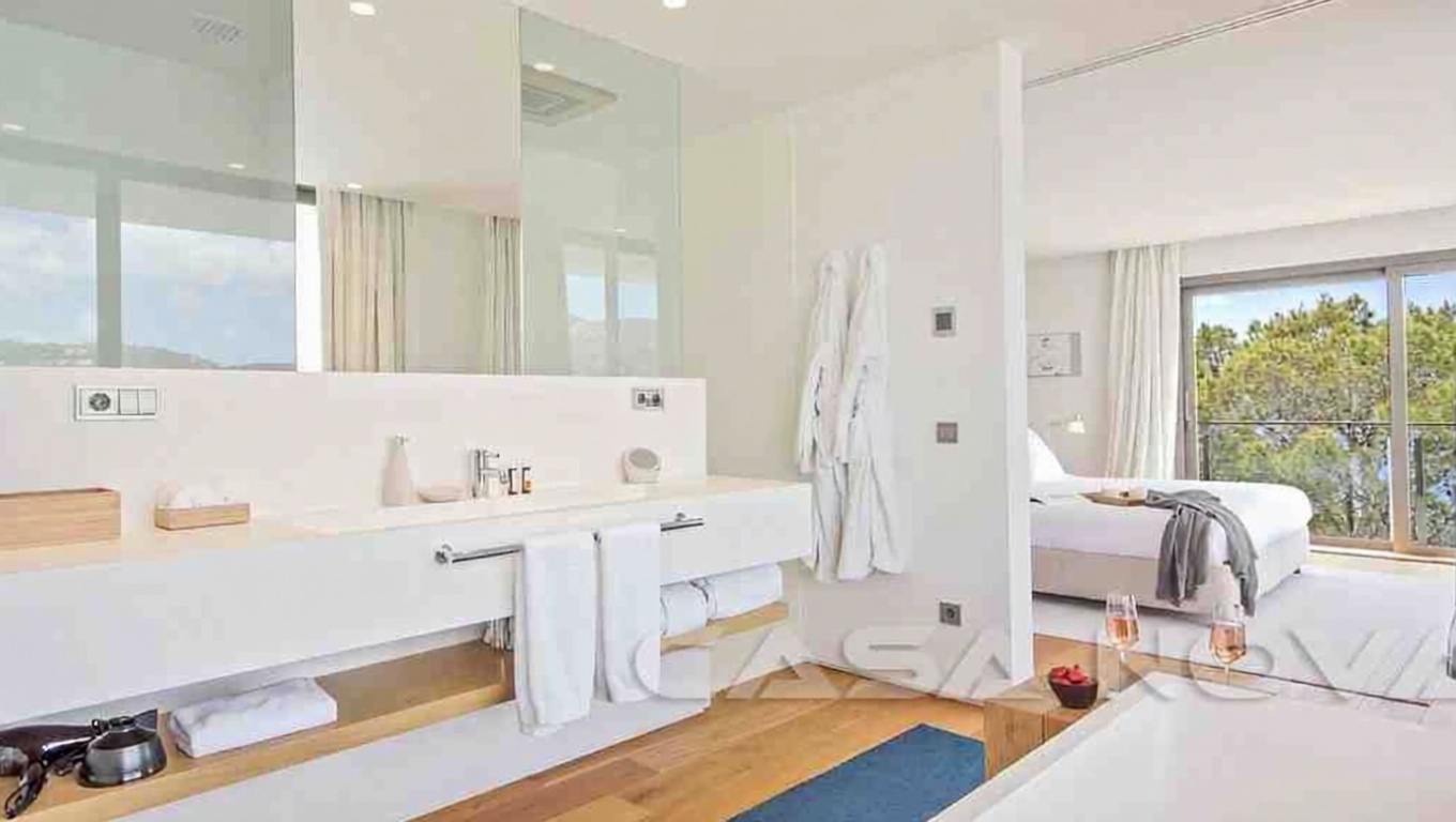 Chalet with direct beach access in Andratx — Bathroom