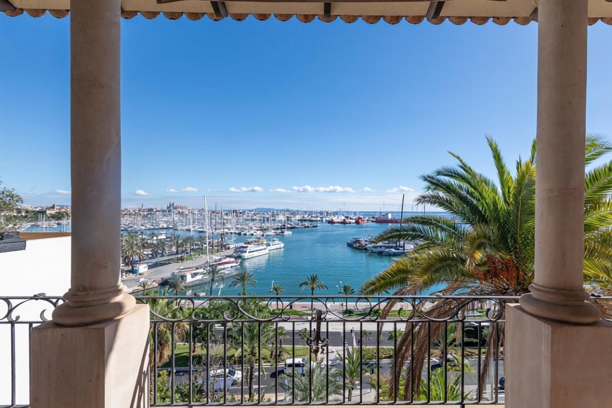 Chalet with direct beach access in Palma de Mallorca — Sea terrace
