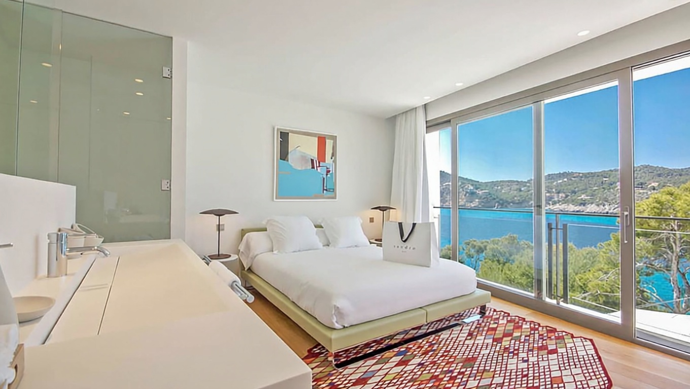 Chalet with direct beach access in Andratx — Bedroom