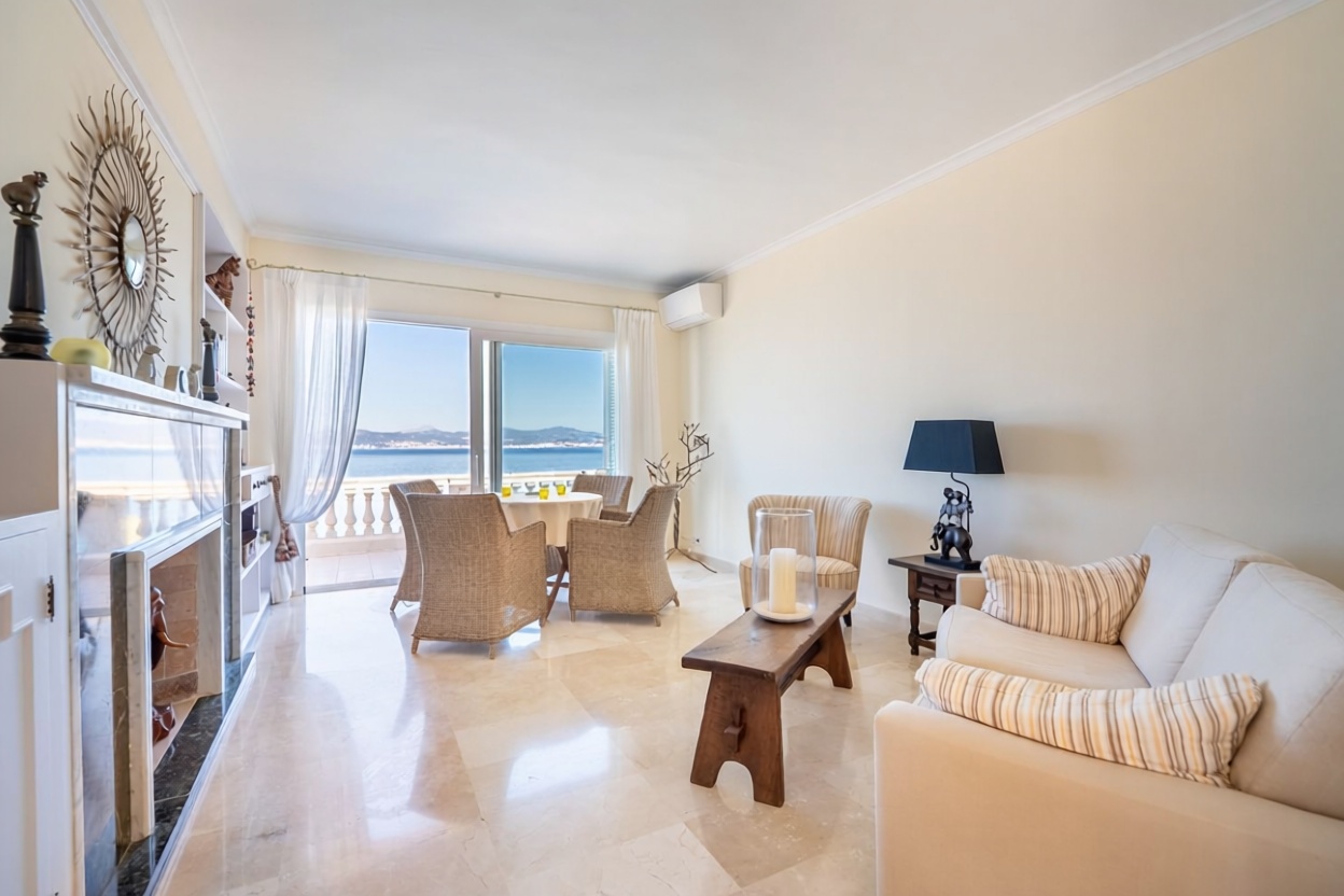 Chalet mit direkter Strandzugang in Llucmajor — Wohnzimmer