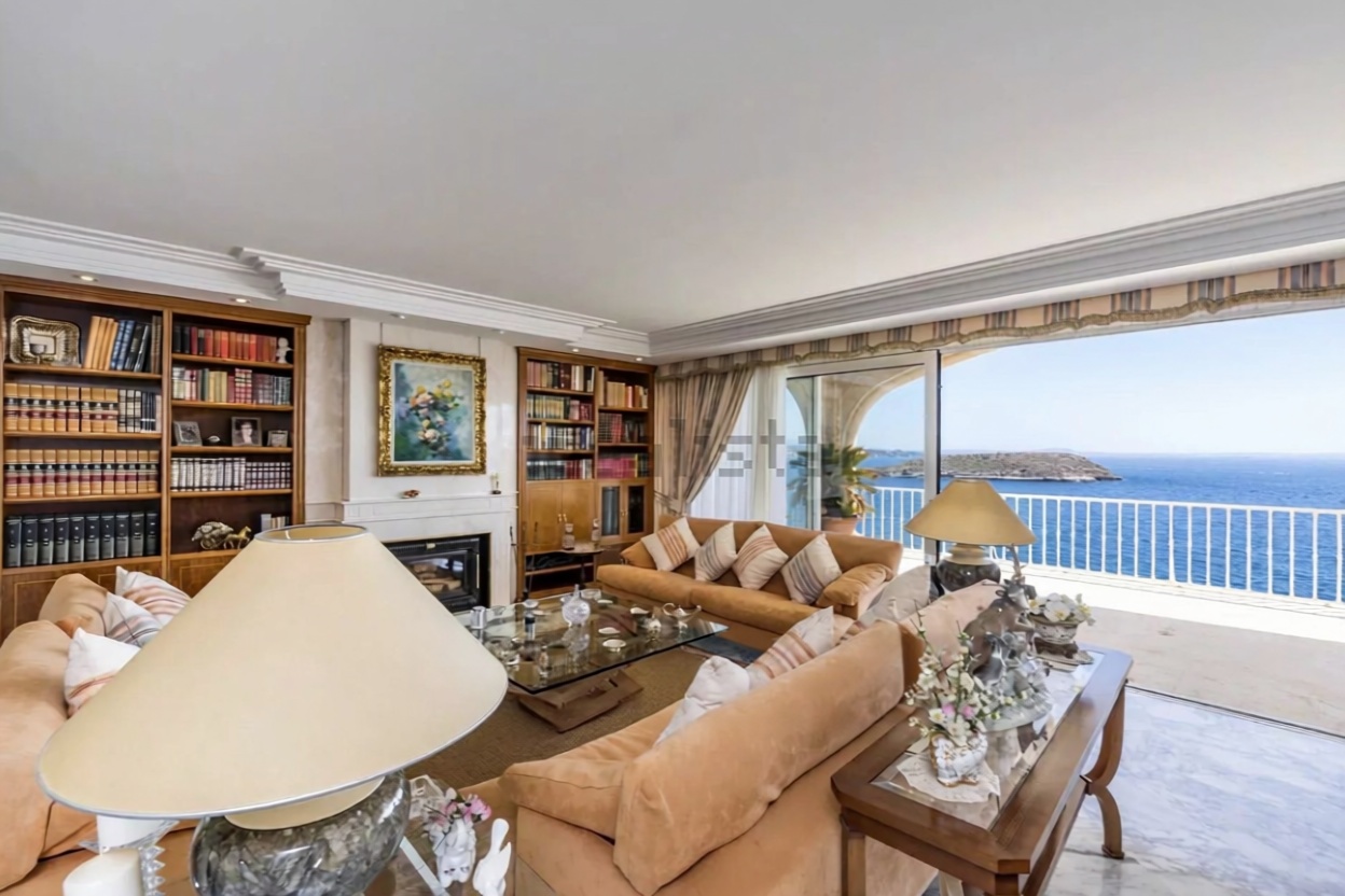 Chalet mit direkter Strandzugang in Calvià — Wohnzimmer
