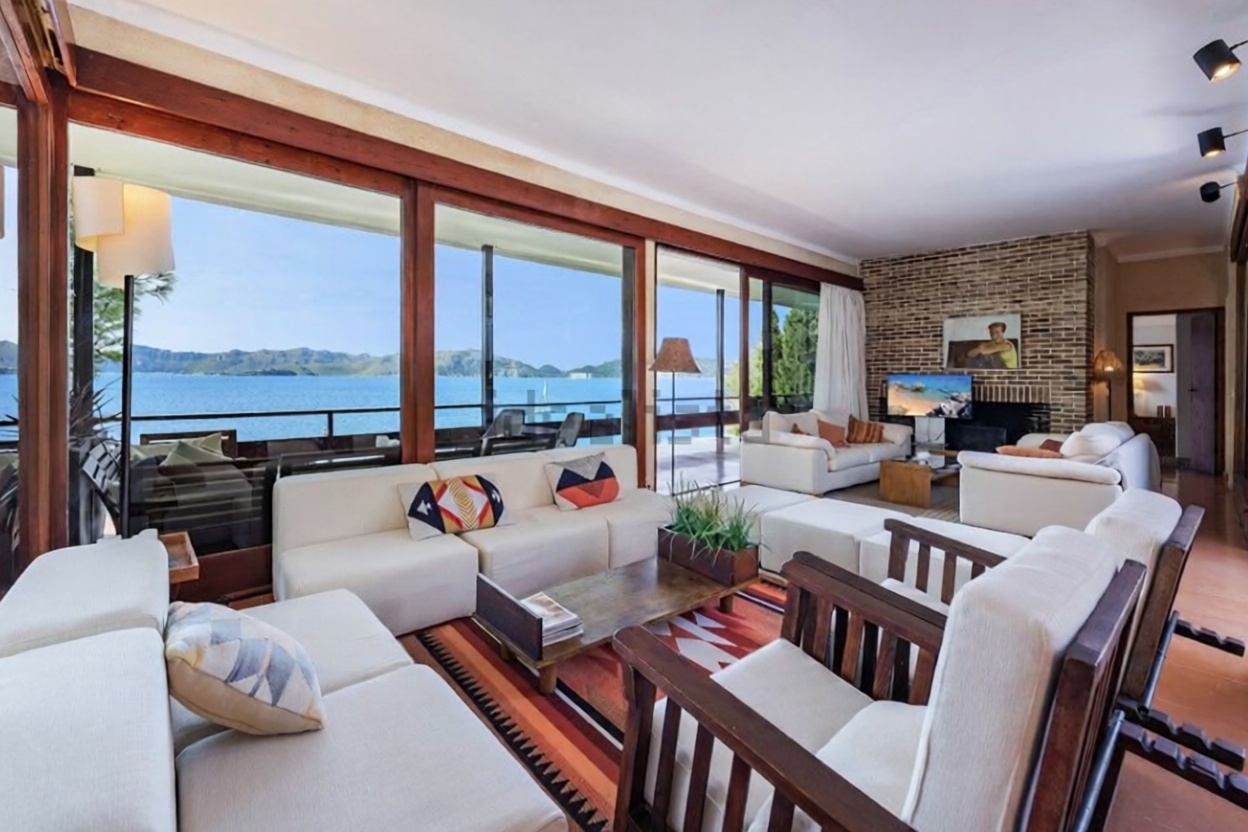 Chalet mit direkter Strandzugang in Alcúdia — Wohnzimmer