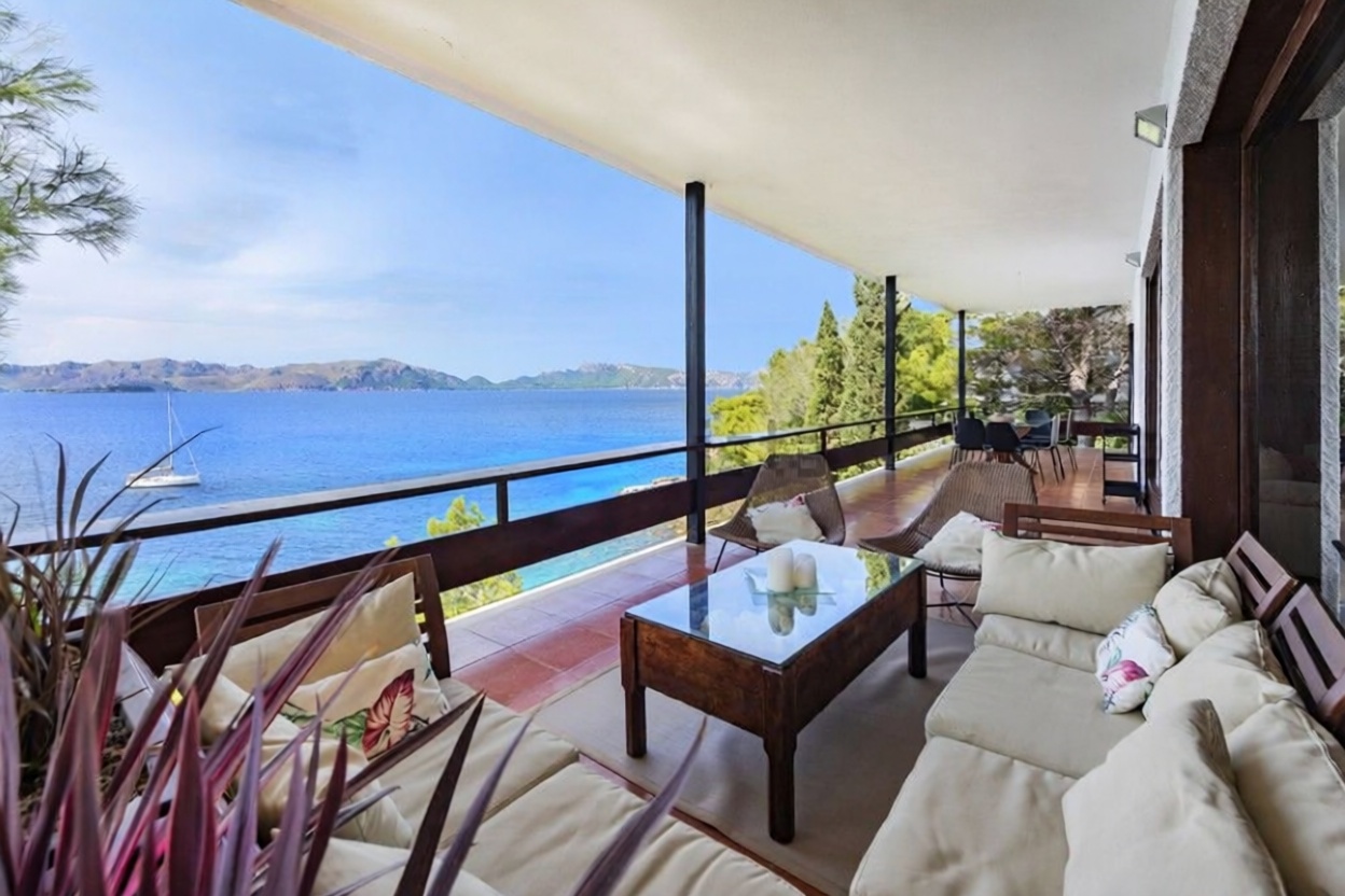 Chalet mit direkter Strandzugang in Alcúdia — Meerterrasse