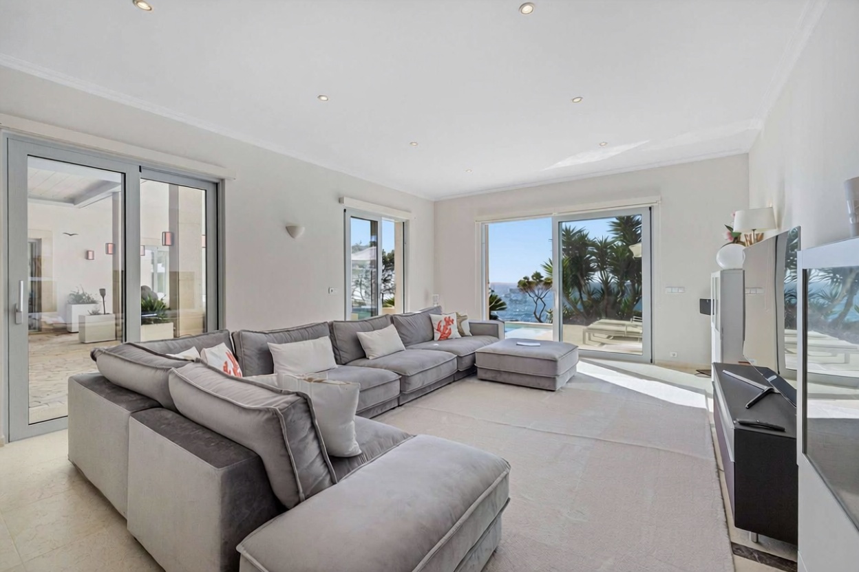 Chalet with direct beach access in Andratx — Living room