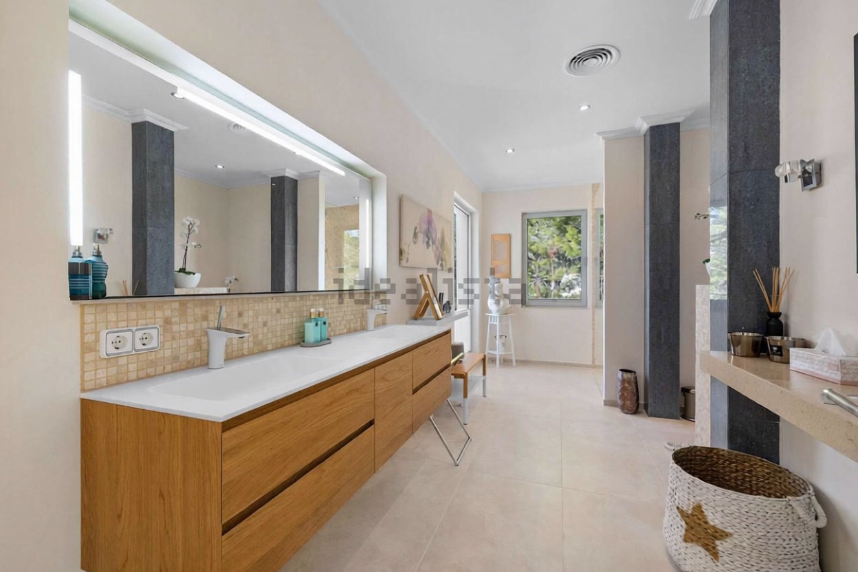 Chalet with direct beach access in Andratx — Bathroom