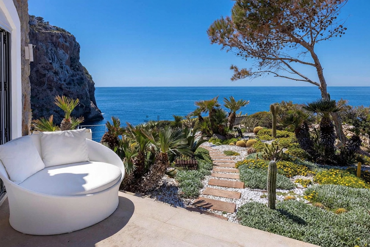 Chalet with direct beach access in Andratx