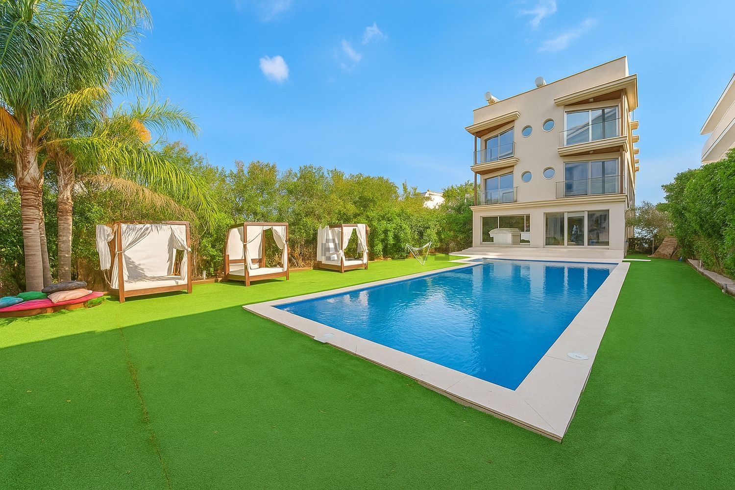 Beachfront flat in Pollença — Pool