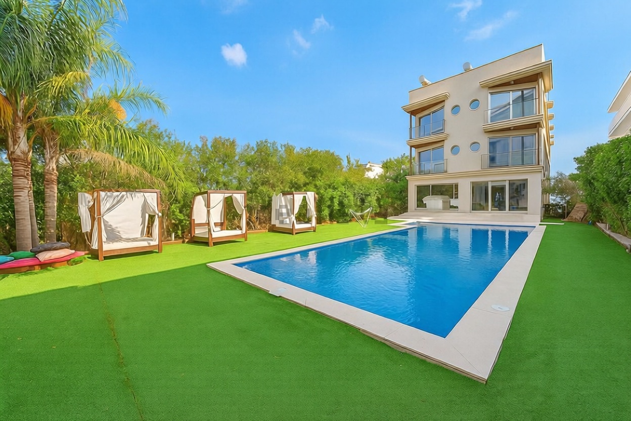 Beachfront flat in Pollença — Pool