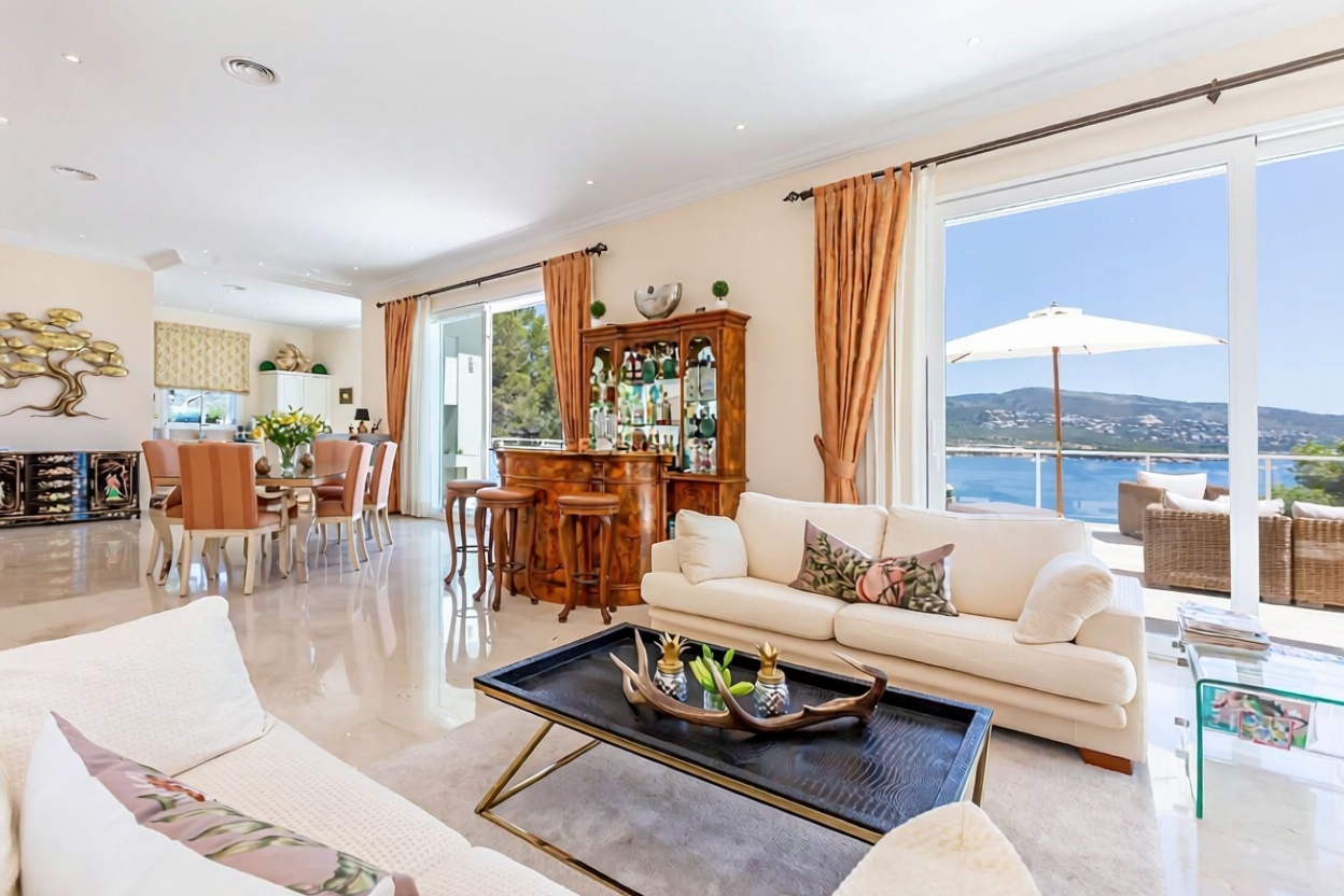 Chalet mit direkter Strandzugang in Calvià — Wohnzimmer