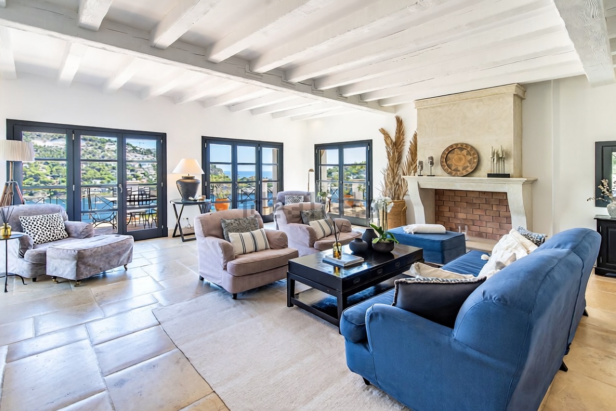 Chalet with direct beach access in Andratx — Living room
