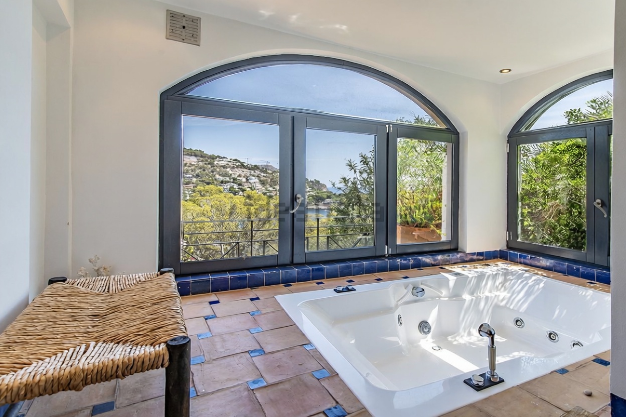 Chalet with direct beach access in Andratx — Bathroom