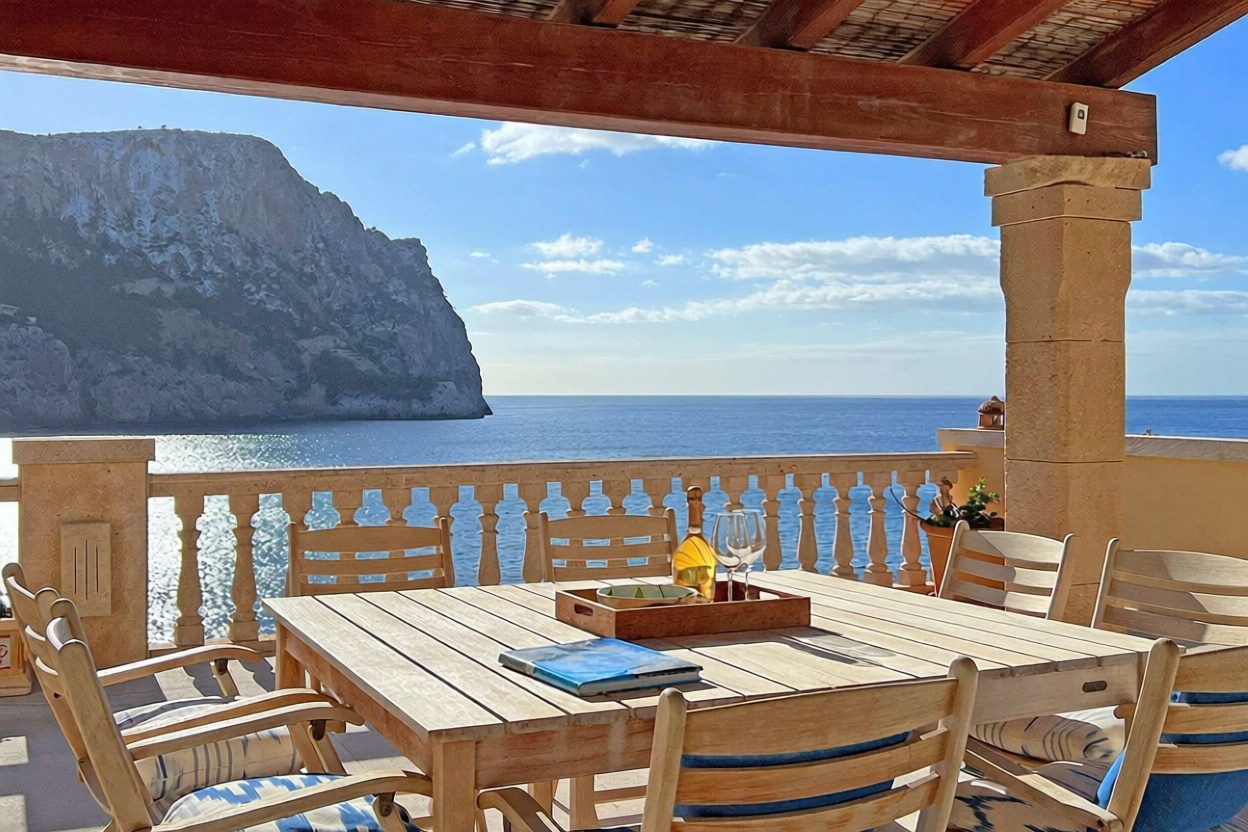 Chalet with direct beach access in Andratx — Sea terrace