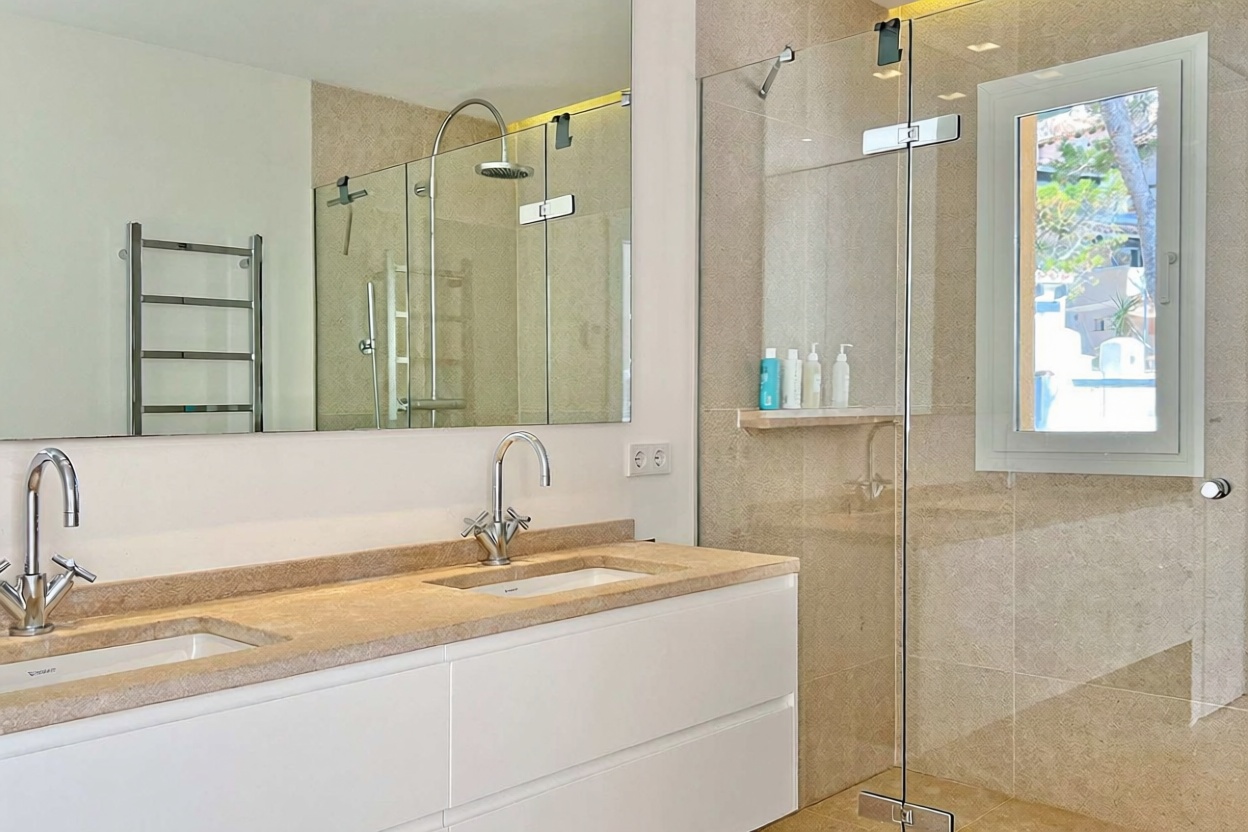 Chalet with direct beach access in Andratx — Bathroom