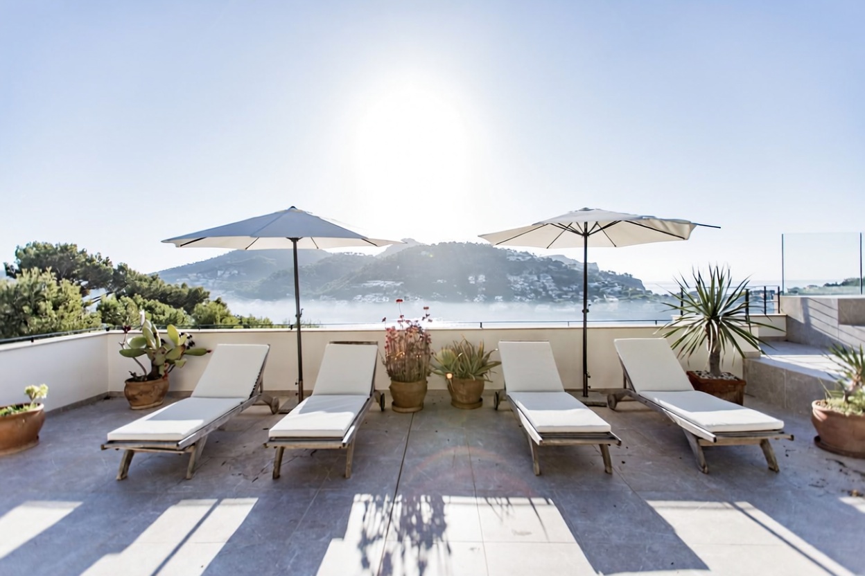 Chalet with direct beach access in Andratx