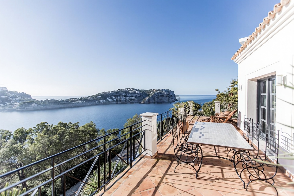 Chalet with direct beach access in Andratx — Sea terrace