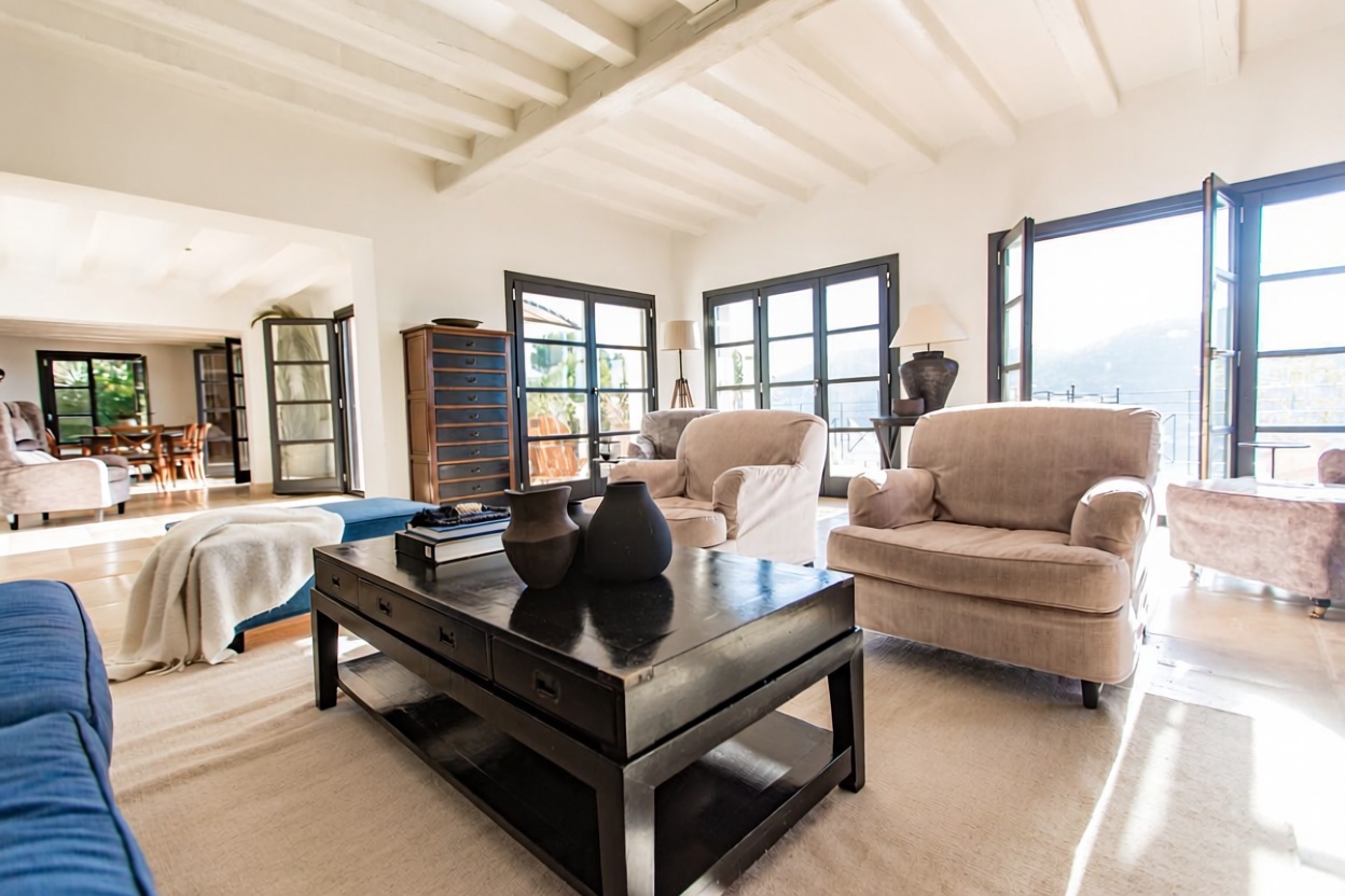 Chalet with direct beach access in Andratx — Living room