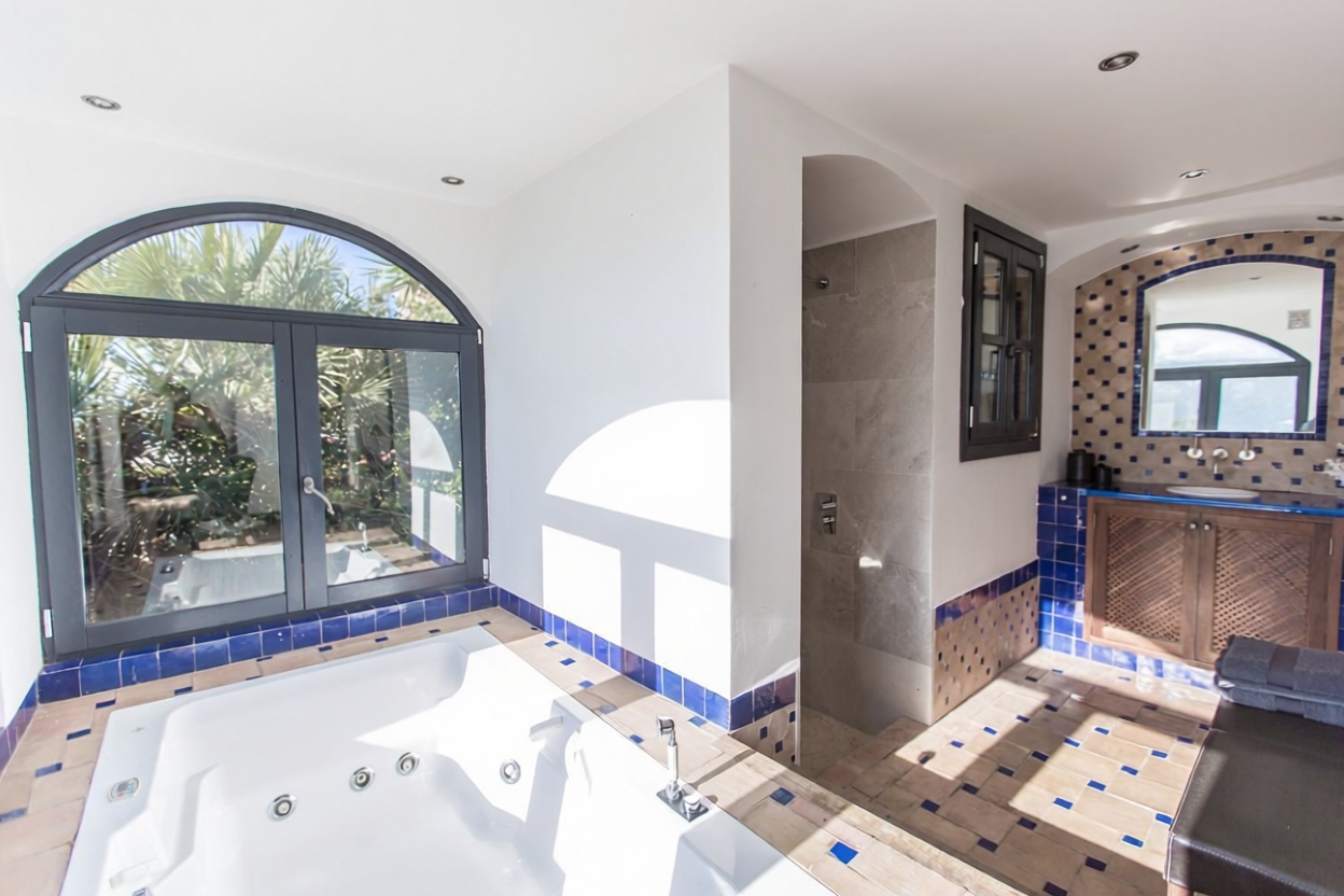 Chalet with direct beach access in Andratx — Bathroom
