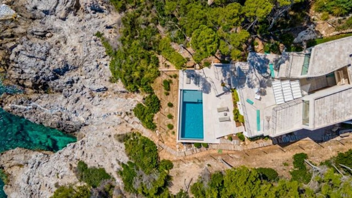Chalet with direct beach access in Capdepera — Aerial