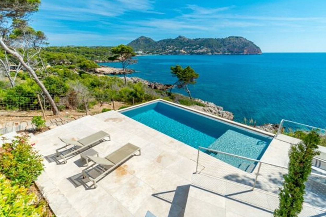 Chalet with direct beach access in Capdepera — Pool